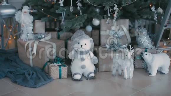 圣诞客厅有星星和雪圣诞树和圣诞装饰品视频的预览图