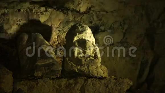 地下研究人员在地下隧道中攀爬从石头旁经过视频的预览图