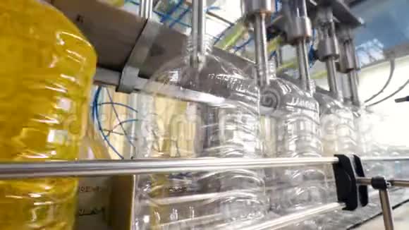 灌装液体的瓶子生产线视频的预览图
