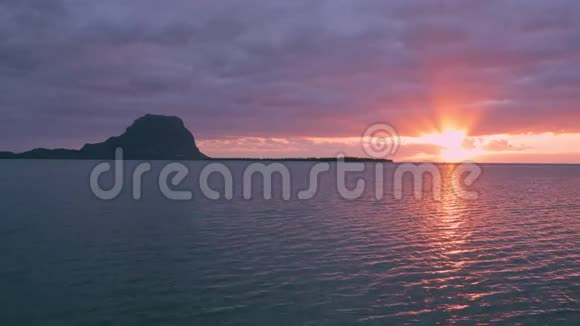 日落时分天堂落基热带岛屿视频的预览图