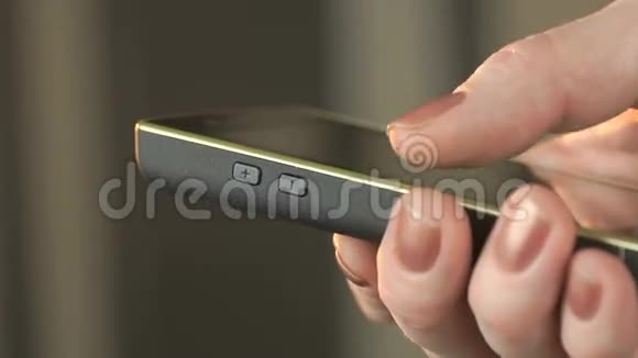 女孩用智能手机写信用卡视频的预览图