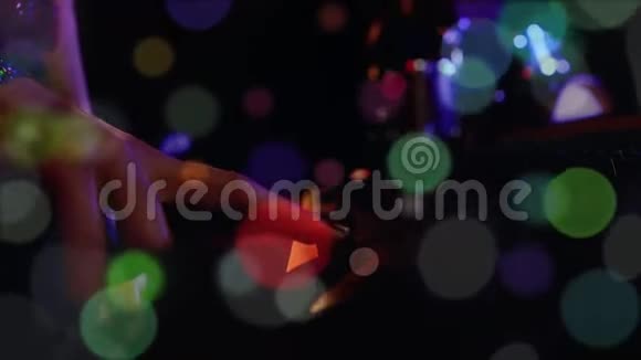数字合成DJ和彩色粒子视频的预览图
