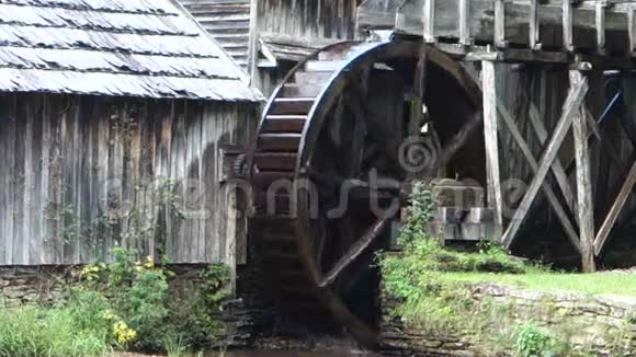 一个旧的水轮在一个保存的磨盘里转动视频的预览图