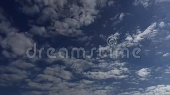 乌云笼罩蓝天时光视频的预览图
