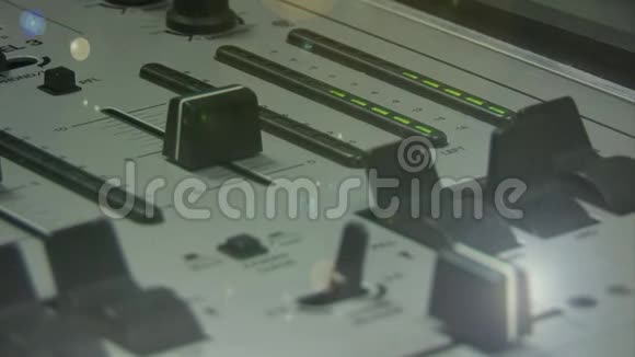 DJ混频器与彩色粒子的数字复合视频的预览图