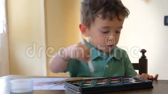 孩子在家玩水彩视频的预览图