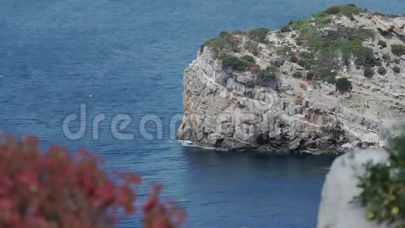 意大利康特萨迪尼亚海岸岩石悬崖视频的预览图