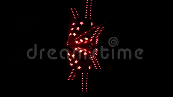 红星在黑色背景前旋转视频的预览图