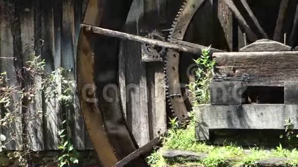 一个旧的水轮在一个保存的磨盘里转动视频的预览图