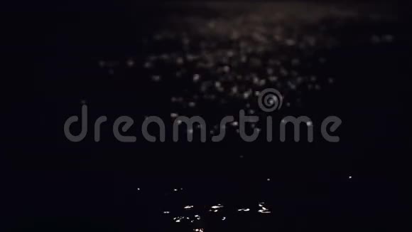 月光反射在海面上视频的预览图