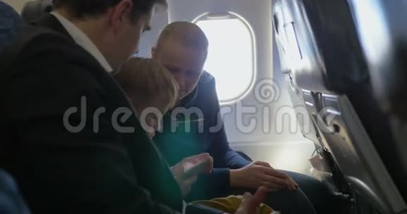 父母和小儿子乘飞机旅行视频的预览图
