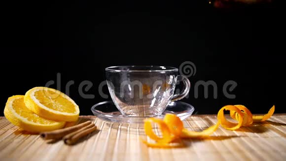 肉桂和橙的浇花茶视频的预览图
