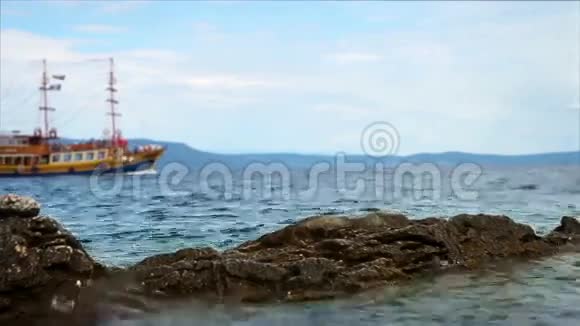 在蓝色亚得里亚海海浪上的游轮视频的预览图