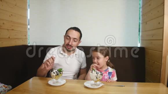 爸爸和女儿在咖啡馆吃冰淇淋视频的预览图