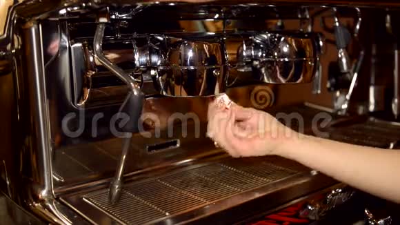 用餐巾纸清洗咖啡机视频的预览图