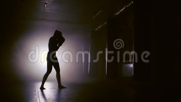 女子拳击运动影子拳视频的预览图