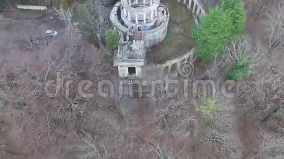 俄罗斯索契阿昆山废弃餐厅的无人机景视频的预览图