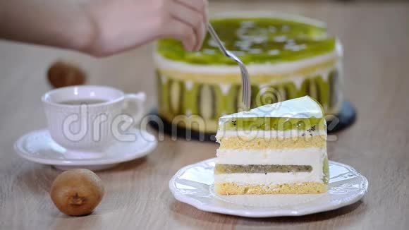 吃一块摩丝蛋糕加奇异果视频的预览图