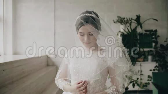 一个穿着漂亮白色连衣裙的女孩脸上戴着面纱视频的预览图