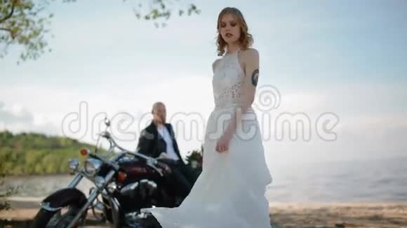 现代时尚自行车婚礼视频的预览图