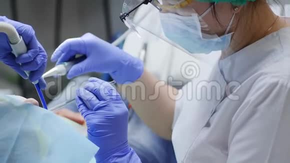 医学研究带现代化设备在医院工作的口罩和手套专家视频的预览图