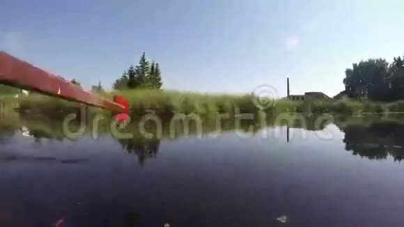 船在河中和桥下划船时间流逝4K视频的预览图