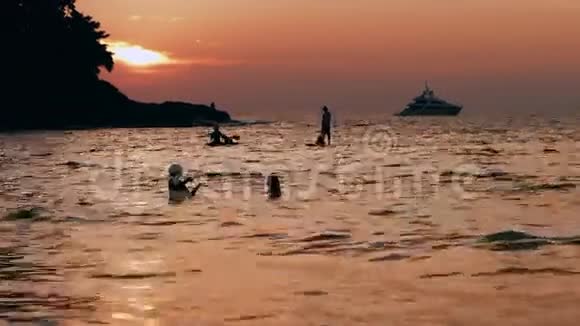 日落时分的渔夫视频的预览图