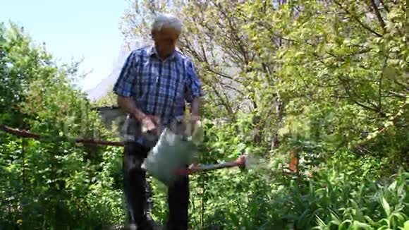 一位老人从花园里的浇花里倒出来视频的预览图