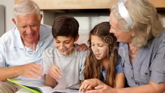 祖父母和孙子孙女聊天看相册视频的预览图
