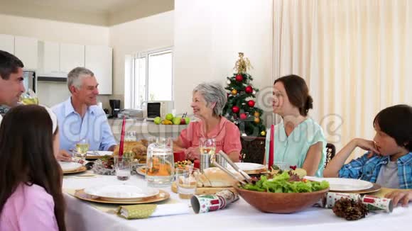 一家人一起吃圣诞晚餐视频的预览图