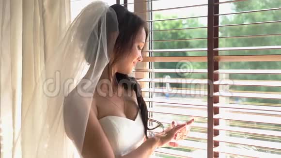 新娘在窗户旁边视频的预览图