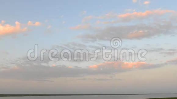 湖面上美丽日出的时间流逝视频的预览图