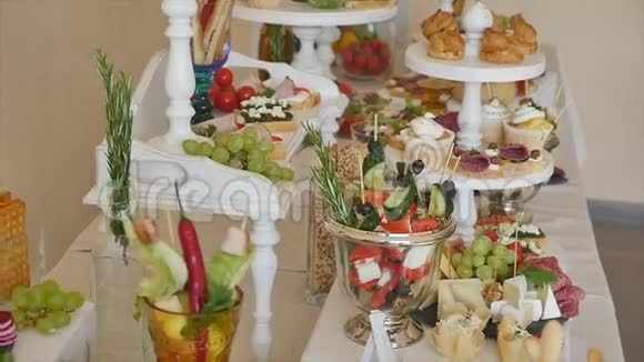 婚礼桌上的豪华食品和饮料视频的预览图