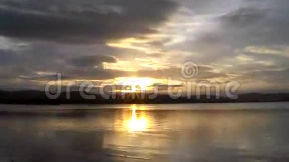 在西班牙的拉雷多云层遮挡着河面的日落视频的预览图