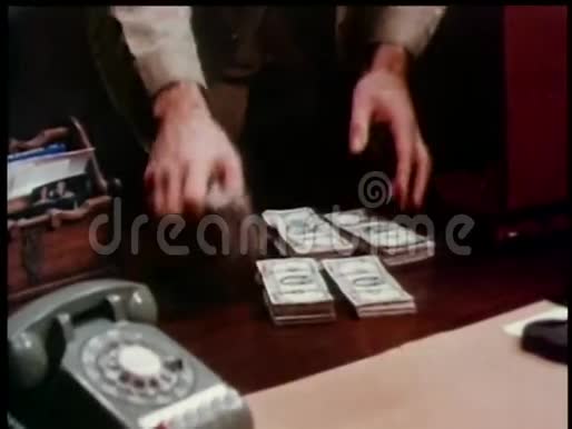 一个人把一堆钱藏在公文包里视频的预览图
