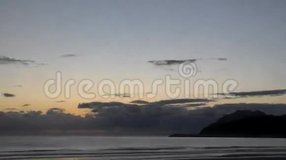 多云天气下坎塔布里亚海日出加速视频的预览图