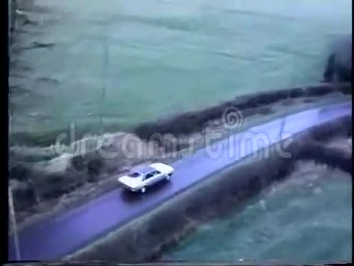 白色汽车行驶在乡村道路上的鸟瞰图视频的预览图