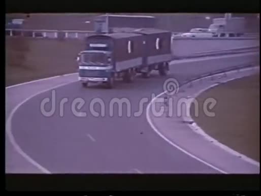 汽车跟随卡车离开主高速公路视频的预览图