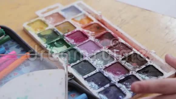 颜料盒水彩颜料调色板画笔视频的预览图
