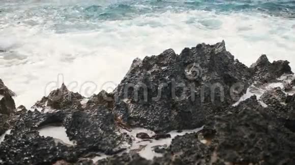 塞浦路斯的海浪洛基用石头砸海滩夏日天堂度假视频的预览图