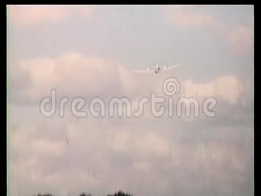 小螺旋桨飞机飞向远方视频的预览图