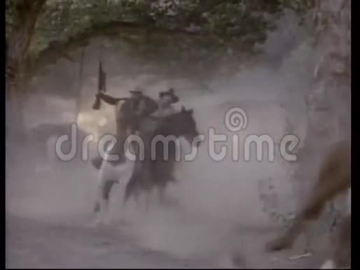 马背上的土匪离开了燃烧的村庄视频的预览图