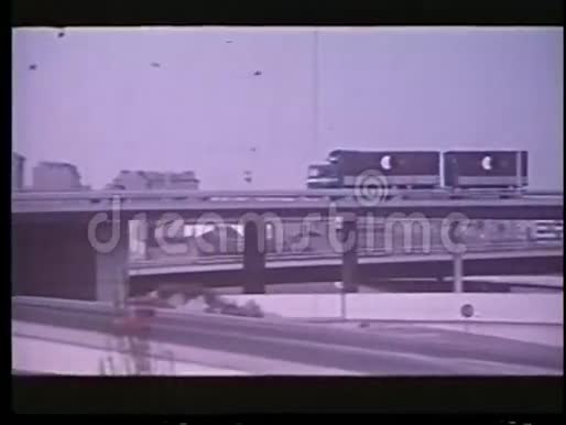 驾驶18辆轮滑车穿过高速公路视频的预览图