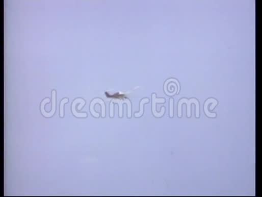 螺旋桨飞机在蓝天上飞行视频的预览图