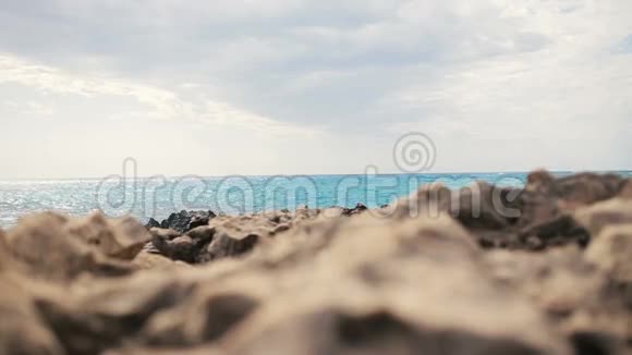 塞浦路斯的洛奇海景夏天阳光明媚的海滩天堂视频的预览图