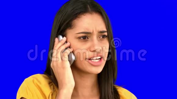 在蓝屏上用电话说话的女人视频的预览图