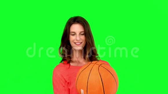 女人在绿色屏幕上玩篮子球视频的预览图