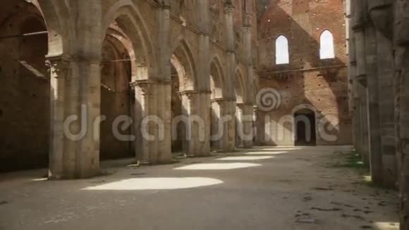 一座古老的哥特式教堂废墟中的室内镜头视频的预览图