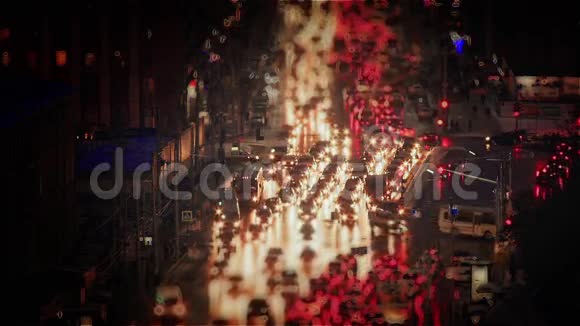 城市的夜间交通有灯光视频的预览图