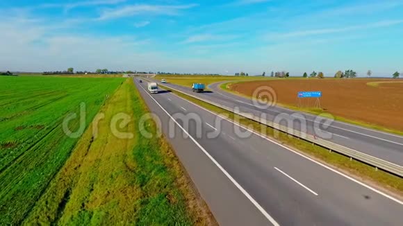 空中观景卡车和汽车在乡村道路上行驶汽车在高速公路上行驶视频的预览图